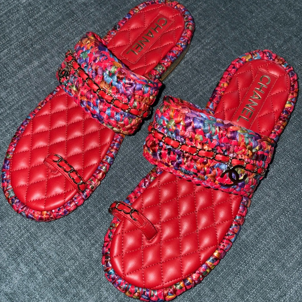 2020 Interlocking CC Logo Slides Red